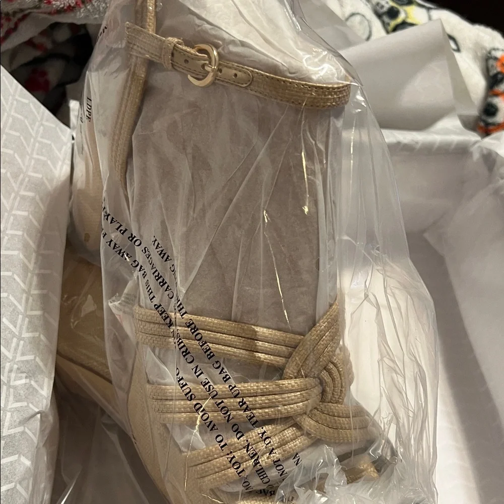 NWT Marc Fisher LTD Cairo Ankle Strap Platform Sandal